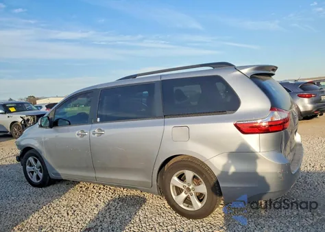 2015 Toyota Sienna Le z USA, uszkodzony, nr VIN 5TDKK3DC0FS557005